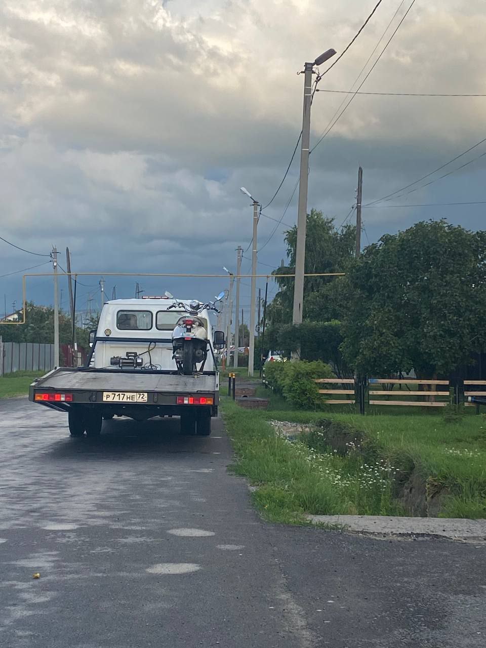 ⁉ Когда дети-водители гибнут в ДТП, мамы приезжают на место трагедии и громко плачут... Когда детей-водителей на мопедах или питбайках задерживают сотрудники Госавтоинспекции, мамы приезжают по вызову автоинспекторов и говорят, что не знали о том, что ребенок ездит на транспорте, что ключи всегда лежат на виду и они не видели, что ребенок их взял.. Накануне двое подростков 12-ти и 13-ти лет отстранены сотрудниками Госавтоинсекции от управления мототехникой в с.Борки в Тюменском районе. Обе мамы заявили, что не знают, что их дети ездят по населенному пункту за рулем. ..