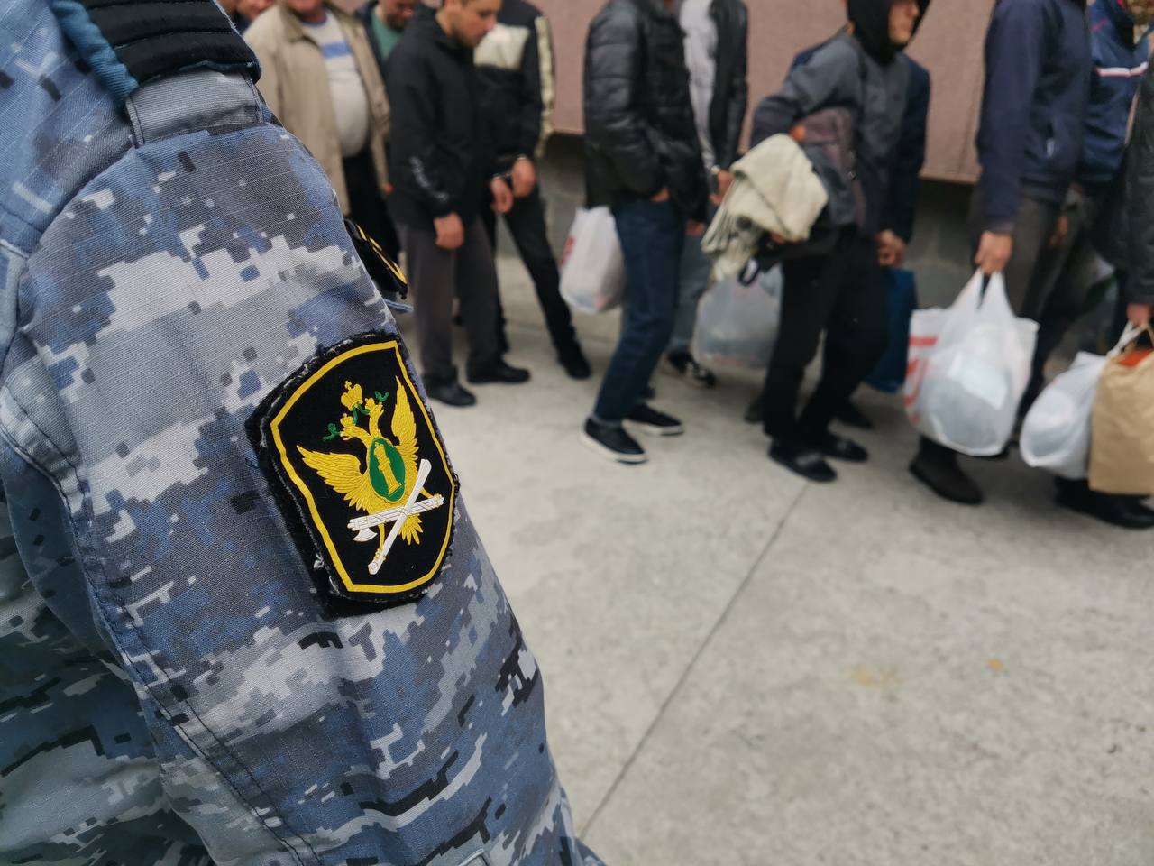 Больше 900 иностранцев, которые находились незаконно на территории России и Свердловской области, выдворили из страны за 7 месяцев 2025 года «428 граждан Таджикистана, 298 граждан Узбекистана, Кыргызстана – 133, Азербайджана – 33. Менее всего по 1-6 граждан Грузии, Египта, КНР. Иностранные граждане были оштрафованы за нарушение режима пребывания на территории Российской Федерации, и, более того, суд вынес постановление о принудительном выдворении каждого из нелегальных мигрантов за пределы России», — рассказали судебные приставы. Выдворения мигранты ожидали в центрах временного содержания. ФССП