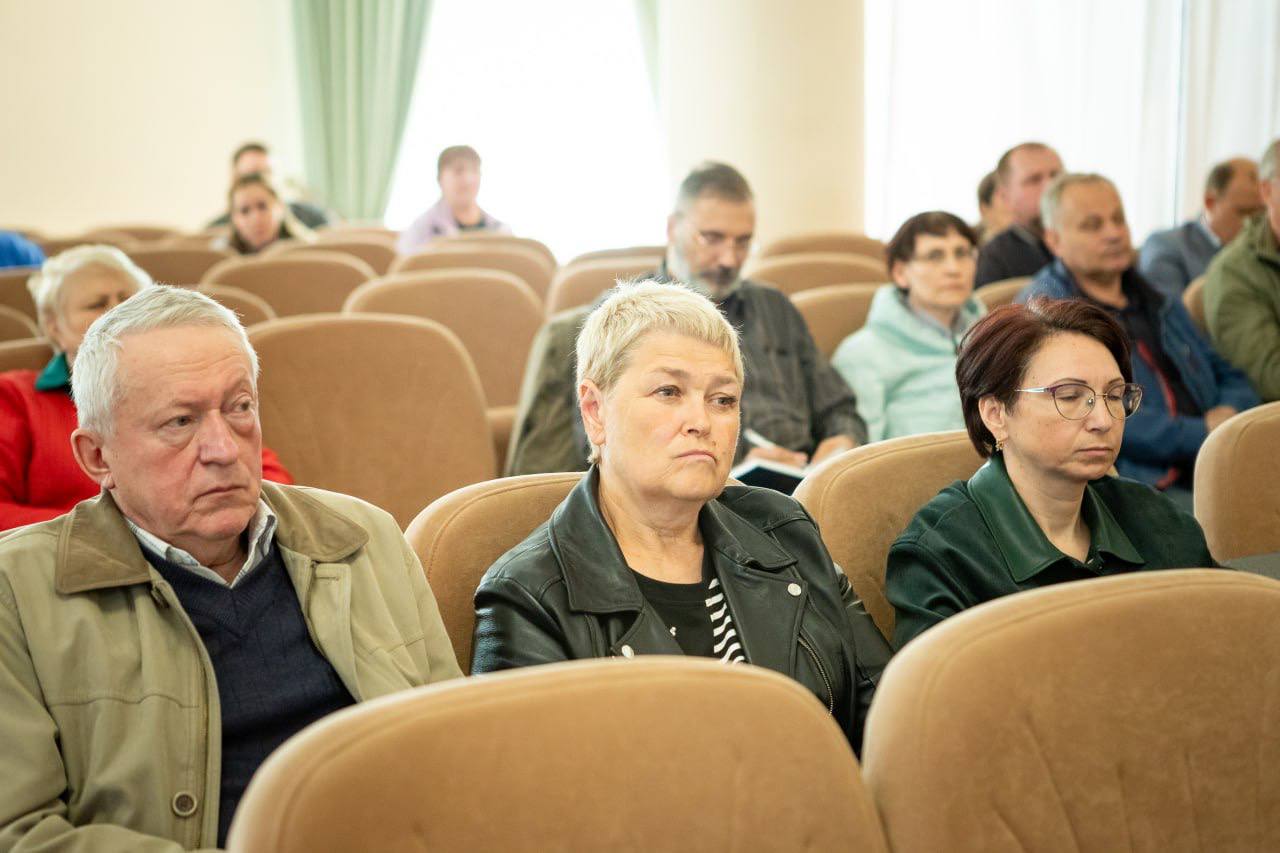 Вместе с врио заместителя председателя Правительства Курской области Олесей Дворцовой и коллегами встретились с представителями управляющих компаний Курска, чтобы обсудить подготовку к предстоящему отопительному сезону. Как уже отмечал ранее, с 1 марта 2025 года вступили в силу новые требования подготовки к отопительному сезону, утвержденные Приказом Минэнерго России. УК, ТСЖ и ЖСК должны были представить свои проекты по теплоснабжению многоквартирных домов и планы подготовки к отопительному сезону. На данный момент свои планы в комитет ЖКХ города не представили 17 управляющих компаний из 62. Также на согласование филиалу «РИР Энерго — Курская генерация» свои планы подготовки до настоящего времени не предоставили две управляющие компании - ООО "Выбор" и ООО УК "Престиж". Подготовительные мероприятия являются обязательными и важными для успешного прохождения отопительного сезона. Прошу представителей УК, ТСЖ, ЖСК уделить особое внимание подготовке жилищного фонда к зимнему периоду. К работе надо приступать уже сегодня! Подписывайтесь: