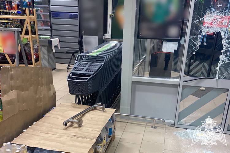 В Тамани задержан мужчина проникший в магазин и уснувший там Сотрудники вневедомственной охраны задержали 44 летнего приезжего который повредил входные двери торгового объекта проник внутрь и уснул там Ранним утром находившийся на маршруте патрулирования наряд получил сообщение о повреждении стеклопакетов входных дверей сетевого магазина расположенного на улице Пролетарской в станице Тамани Прибыв на место росгвардейцы обнаружили внутри торгового зала мужчину спящего на палете Нарушителя разбудили и передали сотрудникам полиции для дальнейшего разбирательства По внешним признакам он находился в состоянии опьянения Связь и запросы на размещение рекламы в Temruchok info bot Подпишись на Темрюк Инфо в MAX ВКонтакте Одноклассники