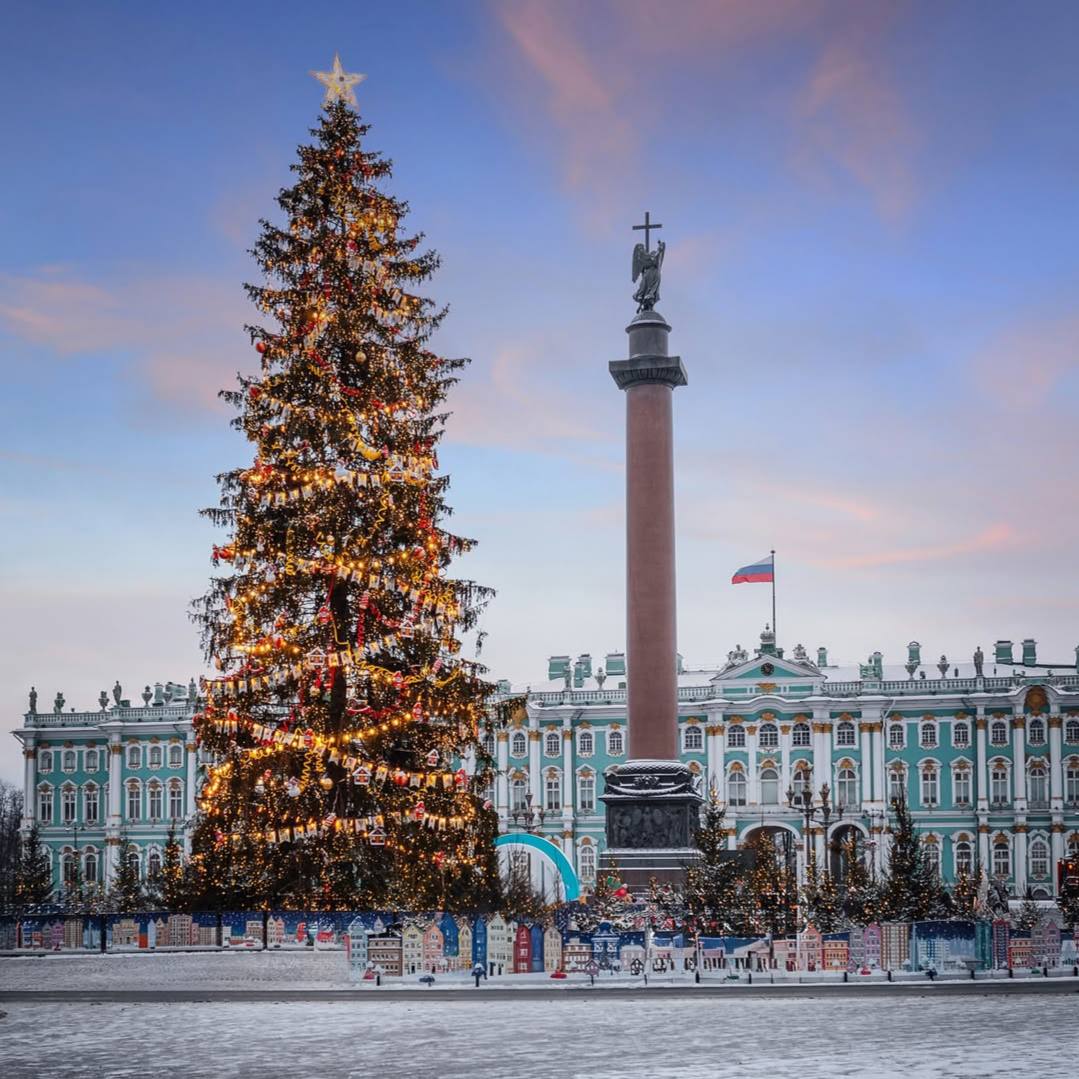 Новогодние праздники в Петербурге прошли спокойнее чем в прошлые годы В МЧС рассказали о происшествиях на январских каникулах По оценке спасателей выходные прошли очень спокойно и обошлись без резонансных пожаров и групповой гибели людей Единственный пожар из за пиротехники зафиксировали 8 января Залетевшая петарда сожгла балкон на 18 м этаже дома на улице Адмирала Трибуца в Красносельском районе В скорую помощь поступило 7 вызовов от пострадавших от пиротехники Всего за праздники в Петербурге произошло 244 пожара в которых погибли двое и ещё 13 человек пострадали Это меньше чем в прошлом году Один человек погиб на воде но заявление о его пропаже поступило ещё в конце прошлого года и обстоятельства выясняются TodaySPb   Новости GradSPb   Места СПб