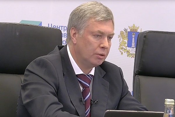 Губернатор Ульяновской области поручил объявить 2026 год в регионе Годом авиастроителя Ульяновские власти объявят 2026 год в регионе Годом авиастроителя Такое поручение дал губернатор Алексей Русских по итогам прямой линии с жителями региона Об этом сообщает ТАСС Поручил объявить 2026 год Годом авиастроителя в Ульяновской области В центре внимания развитие нашего авиагиганта филиал ПАО Ил Авиастар входит в Объединенную авиастроительную корпорацию госкорпорации Ростех прим ТАСС и комфортной инфраструктуры для ульяновцев написал губернатор в своем Telegram канале Русских добавил что в следующем году авиастроительный комплекс региона отметит 50 летие Президент вчера подписал указ о праздновании этой знаковой даты уточнил он aviaru net n290492