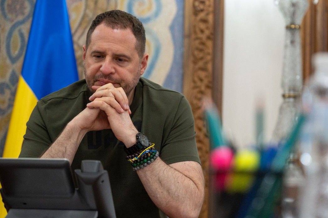 НАБУ проводит обыски у водителя бывшего главы Офиса президента Андрея Ермака Национальное антикоррупционное бюро Украины НАБУ провело обыски в доме водителя бывшего главы Офиса президента Андрея Ермака В ходе операции следователи изъяли мобильные телефоны и другие электронные устройства Источники сообщают что расследование в отношении Ермака находится в активной фазе  А за Ермаком потянется и Зеленский   OpenUkraine Обратная связь Прислать новость Оспорить бан Реклама