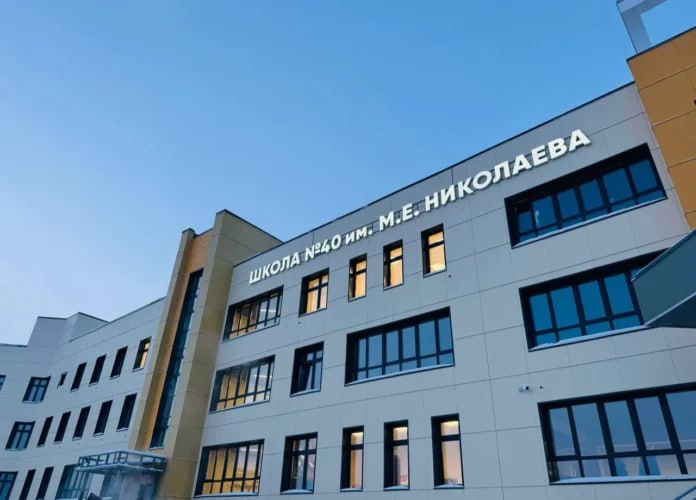 Семь школ планируется ввести в Якутии в 2026 году В текущем году в регионе планируется ввести в эксплуатацию семь новых школ Образовательные объекты общей вместимостью 3 223 места откроются в Якутске а также в ряде районов республики Школы возводятся в рамках реализации национальных проектов Молодежь и дети и Семья инициированных президентом Российской Федерации Владимиром Путиным а также в соответствии со стратегическим указом главы республики Айсена Николаева о развитии единой системы образования В столице региона будут введены школа 1 на 253 учащихся специальная коррекционная общеобразовательная школа 4 на 180 мест и крупная школа на 990 мест в микрорайоне Звездный Новые учреждения образования также появятся в селах Сунтар и Намцы по 450 мест каждое а также в поселке Заречный Олекминского района на 60 мест Подробнее читайте по ссылке Фото sakha gov ru yk24 ru в MAX Telegram ВК VK Видео