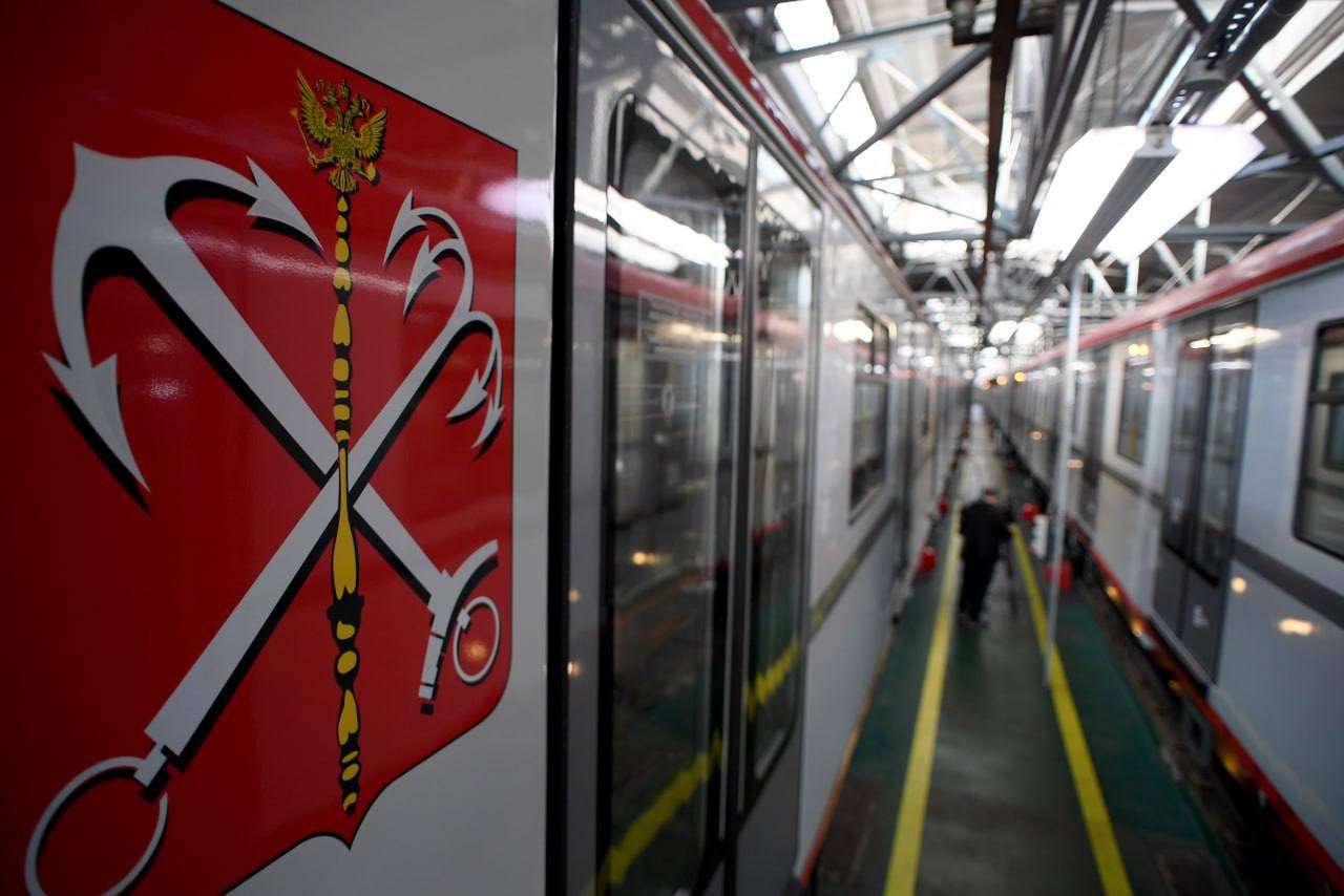 Беглов о развитии метро в Петербурге Губернатор Петербурга Александр Беглов подтвердил что две станции новой Красносельско Калининской линии метро начнут работу до конца текущего года Станции Путиловская и Юго Западная Красносельско Калининской линии откроют до конца 2025 года Строительство метро на юго западе продолжится станцию Улица Доблести начнут возводить в 2028 году Финансирование метро увеличат на 20 млрд рублей в 2026 м К 2031 году город получит 950 новых вагонов Балтийцы уже тестируются для коричневой линии в 2026 году появятся на синей линии метрополитена Оплата по биометрии расширяется систему тестируют на трёх станциях и в Пулково что позволит летать без паспорта Продление оранжевой линии с Гаванской и Морским фасадом запланировано на 2028 2034 годы сроки пытаются ускорить Семён Орлов Известия Подписаться на ДП в Telegram MAX