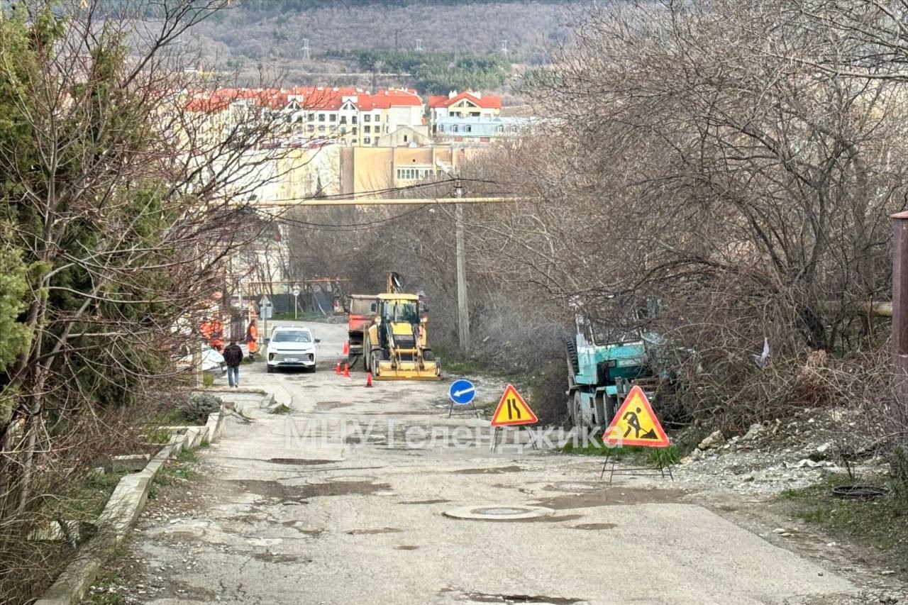 В Геленджике идет ремонт дорог  В городе-курорте отдел дорожного хозяйства управления ЖКХ активно занимается вопросом ямочного ремонта улично-дорожной сети.  С 5 февраля приступили к работам по улице Кончаловского. Движение на участке от улицы Озерной до Сурикова на время проведения ремонта частично ограничили.  Произведено выравнивание дорожного полотна вверху улицы Новороссийской, вблизи выезда на федеральную трассу М-4 «Дон». На этом участке будет сделан выравнивающий слой, в дальнейшем займутся асфальтированием, сообщает МЦУ Геленджика.    Все новости Геленджика   Прислать новость/фото/видео