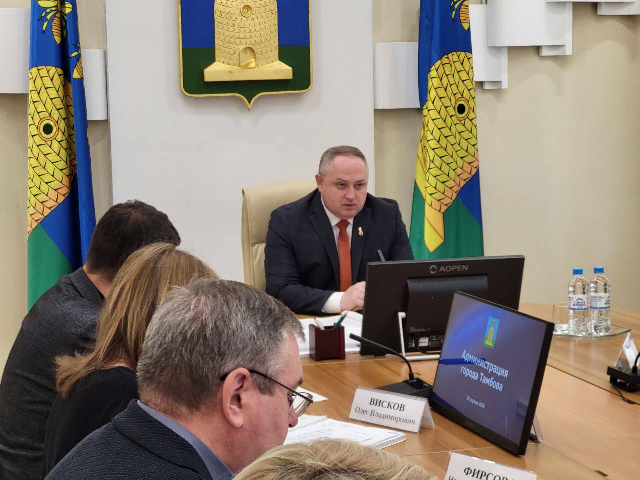 Накануне предстоящих первомайских выходных провел совещание с заместителями, руководителями комитетов, управлений и городских служб.  Определили задачи и режим работы организаций городского хозяйства в праздничные дни. У всех график - рабочий.   Поручил предприятиям жилищно-коммунального хозяйства воздержаться от  проведения плановых работ на сетях и коммуникаций, которые  могут привести к отключению подачи коммунальных услуг.  Исключение только аварийным случаям. Запрет начал действовать с 16 часов 30 апреля и продлится до 09 часов 5 мая.