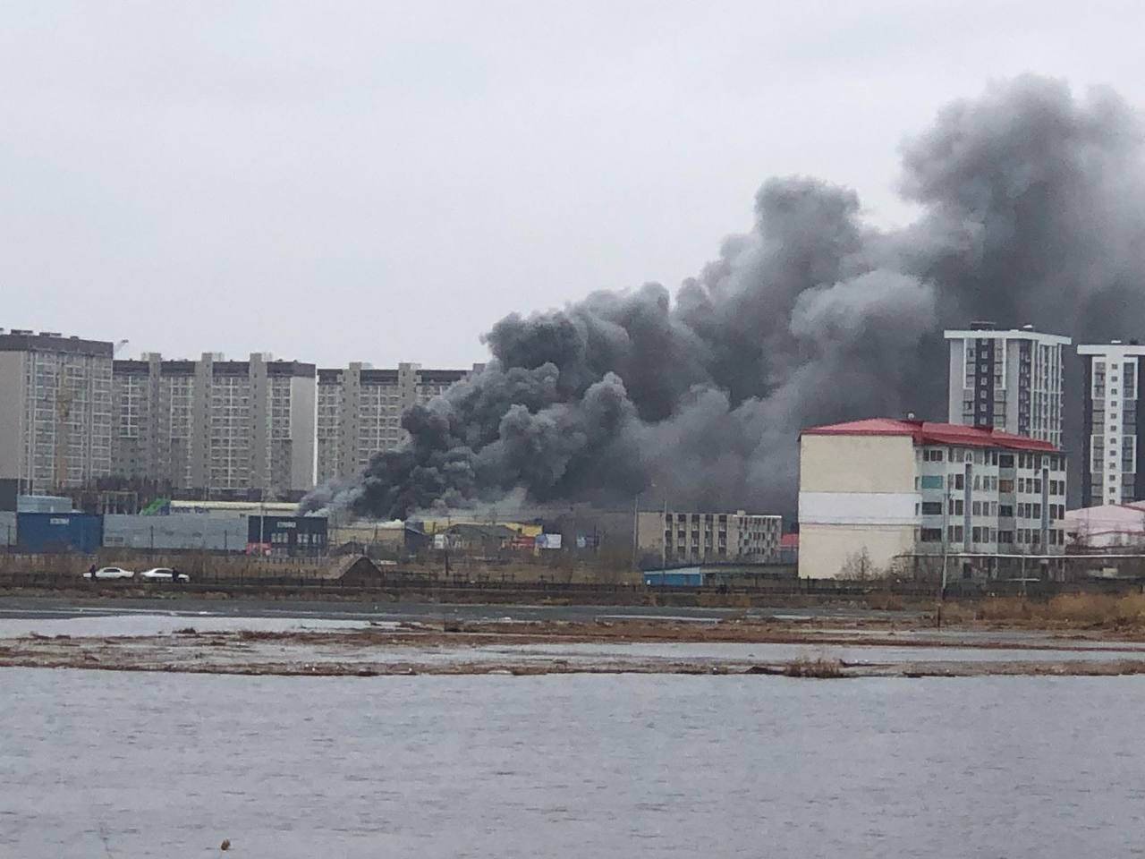 На проспекте Михаила Николаева в Якутске вспыхнул пожар Крупный пожар вспыхнул утром 14 мая на проспекте Михаила Николаева в Якутске. Очевидцы сообщают, что горит склад супермаркета электрики «Планета электро». На место происшествия прибыли пожарные. Видео возгорания публикуют в социальных сетях. Все новости #Яестьновость Обсудить