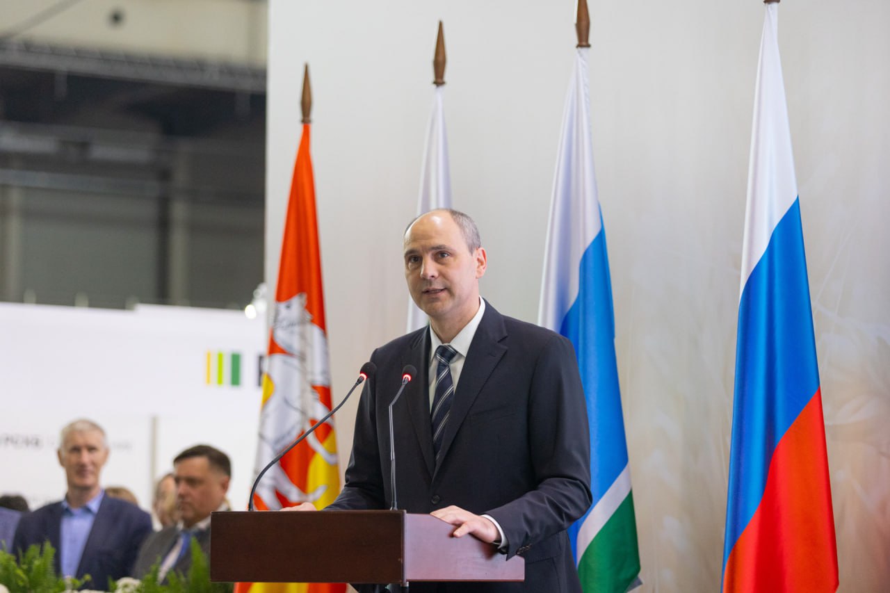 Денис Паслер проведет прямую линию с жителями Свердловской области 26 ноября в 18 00 губернатор ответит на вопросы свердловчан Трансляцию можно будет посмотреть в официальных соцсетях губернатора и региона а также на телеканалах Россия 24 и ОТВ Вопросы губернатору можно задать уже сейчас несколькими способами на специальном сайте дениспаслер рф на платформе обратной связи Госуслуги Решаем вместе в социальных сетях Дениса Паслера VK Одноклассники и телеграм Уралити