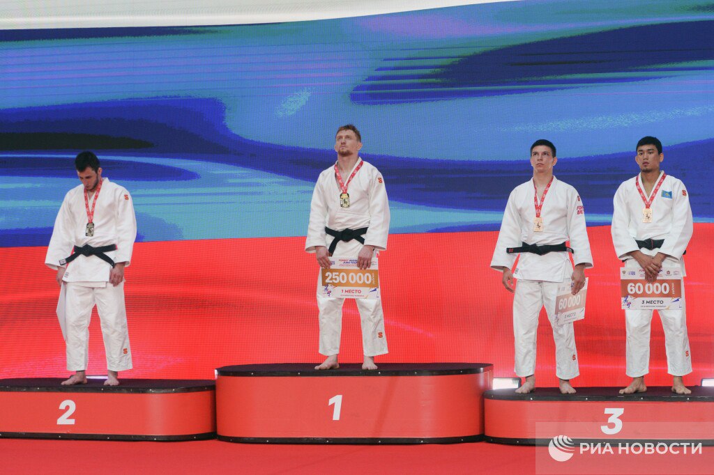 Исполком Международной федерации дзюдо вернул российским спортсменам право выступать на международных турнирах под флагом страны Российские дзюдоисты будут выступать с флагом и гимном начиная с турнира Большого шлема в Абу Даби который стартует в пятницу 28 ноября Подписывайтесь на РИА Новости Спорт в MAX