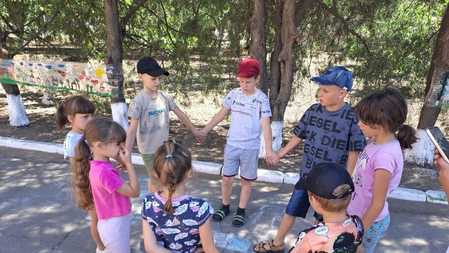 Более 7500 детей из Херсонской области проводят свои летние каникулы в лагерях  Более 3500 детей отдыхают в Херсонской области, отдых организуют 43 образовательные организации. Об этом сообщила пресс-служба регионального отделения партии «Единая Россия».  «За пределами Херсонской области запланирован отдых более 4000 детей. Это гораздо больше, чем в прошлом году. Дети будут отдыхать на территории Республики Крым, в Республике Адыгее, а также в Мордовии», — отметил первый замминистра образования и науки региона Олег Сытов на заседании рабочей группы партпроекта «Крепкая семья».  Фото: Администрация Скадовского МО  Читать полностью