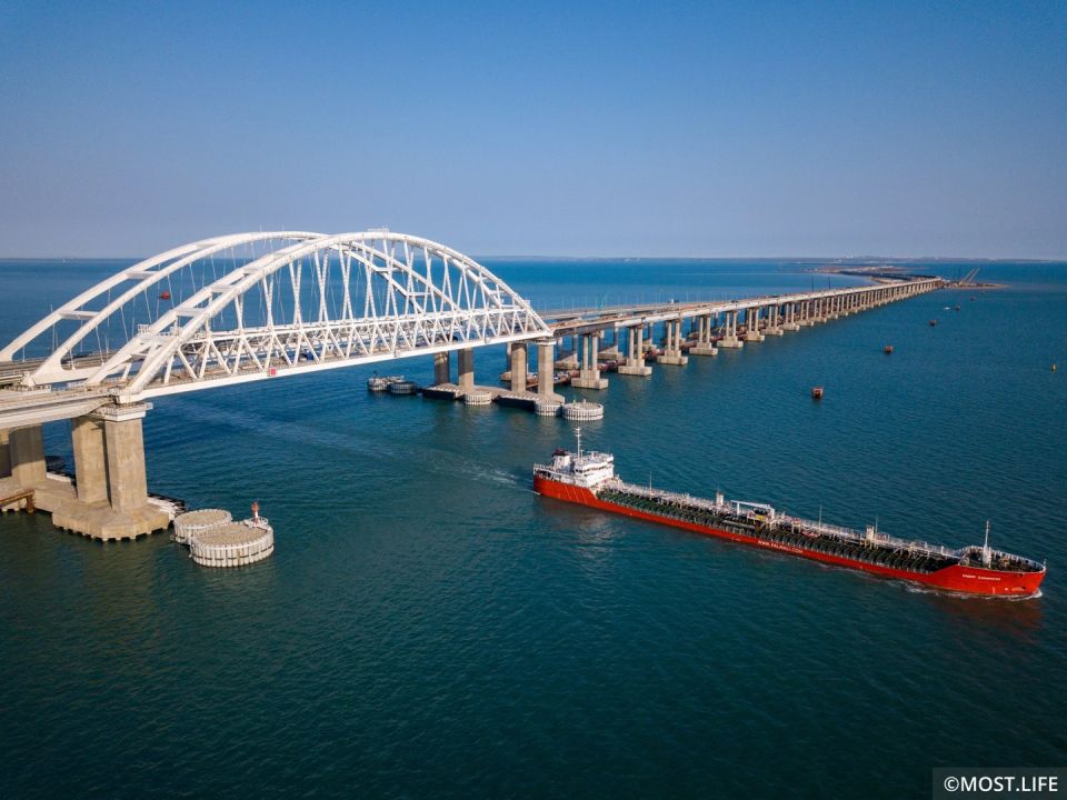 На Крымском мосту перекрыли движение Движение автомобилей по Крымскому мосту временно приостановили. Об этом сообщили в информационном центре по мониторингу ситуации на мосту. «Движение автотранспорта по Крымскому мосту временно перекрыто», — передает telegram-канале информцентра по работе объекта. В сообщении указано, что всех, кто находится на мосту или в зоне досмотра, просят соблюдать спокойствие и выполнять требования сотрудников транспортной безопасности. Ранее, 3 июня, движение по Крымскому мосту уже приостанавливали. На сегодняшний день на подъезде к мосту со стороны Тамани в очереди ожидают около 520 автомобилей, время ожидания составляет примерно два часа.... Подробнее>>>