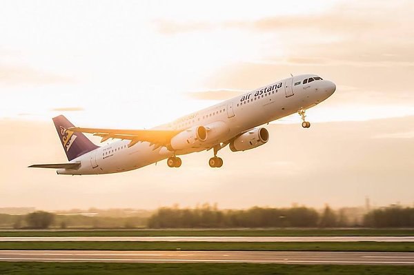 Самолет Air Astana вернулся в аэропорт Фукуок из за неисправности туалетных комнат Самолет Air Astana выполнявший 26 декабря рейс КС 162 Фукуок Алматы вернулся в аэропорт вылета по технической причине неисправность всех туалетных комнат Об этом сообщает AVIA RU со ссылкой на данные пресс службы авиакомпании Как отмечается в сообщении Air Astana воздушное судно вылетело в 10 04 и благополучно приземлилось в 14 14 местного времени В настоящее время идут работы по устранению неисправности Вылет рейса отложен до 27 декабря 04 00 местного времени aviaru net n291218