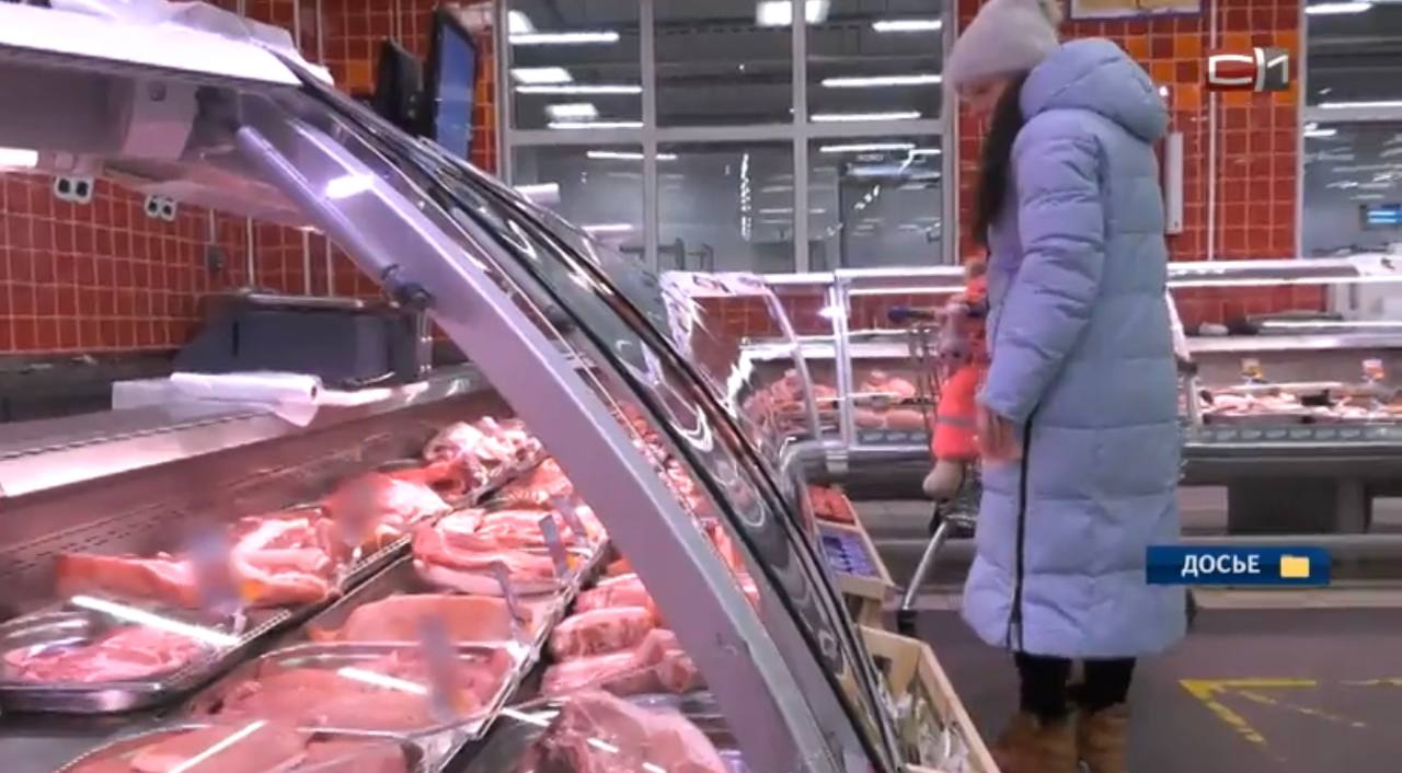 В Югре предлагают ограничить наценку на основные продукты питания  Не больше 10 процентов. Продавцам продовольственных товаров в Югре предлагают добровольно ограничить наценку на ряд продуктов питания, которые считаются социально значимыми для покупателей. В списке — 27 наименований. Среди них — вызывающие в последнее время много вопросов по поводу стоимости куриные яйца, сливочное масло и сметана, а также мясо, в том числе птицы, хлеб, некоторые крупы и овощи. Если магазины и сетевые маркеты примут решение не перегибать с ценами, то смогут накинуть сверху на выкупную стоимость только десятую часть от нее. При этом срок, который продавцы намерены придерживаться ценовой аскезы, они могут выбрать сами — от нескольких месяцев или же до начала следующего года. Также за торговцами остается право определить и количество товаров, которые они готовы реализовывать с минимальной накруткой. Автором инициативы выступает окружной департамент экономического развития. ________ Sitv.ru