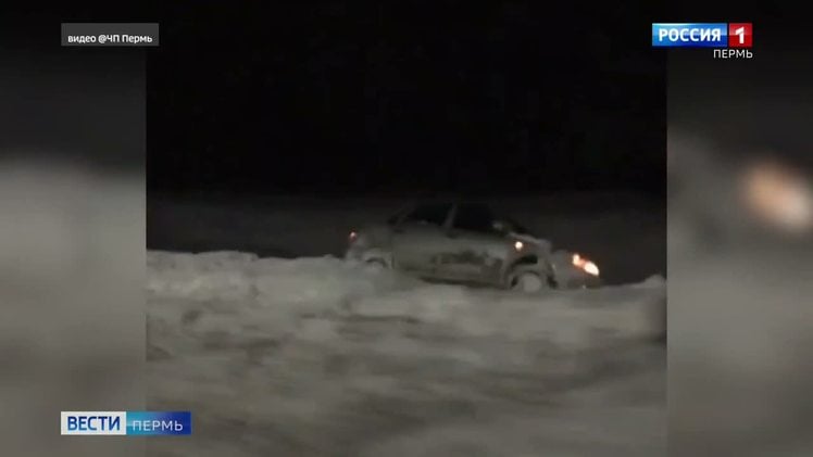 В Прикамье зафиксирована серия ДТП    На городских и загородных трассах из-за снегопада произошла серия ДТП - как серьезных, так и мелких. Из-за плохо почищенной бровки машины уходят в кювет. Одна такая авария случилась минувшей ночью под Краснокамском. В Перми с утра две полосы движения по шоссе Космонавтов у "Мориона" перегородили участники другого ДТП. Одна из машин после удара вылетела на снежный вал. Еще одно столкновение произошло на ул. Революции около "Семьи". Удар был довольно сильный, понадобились услуги автоэвакуатора.