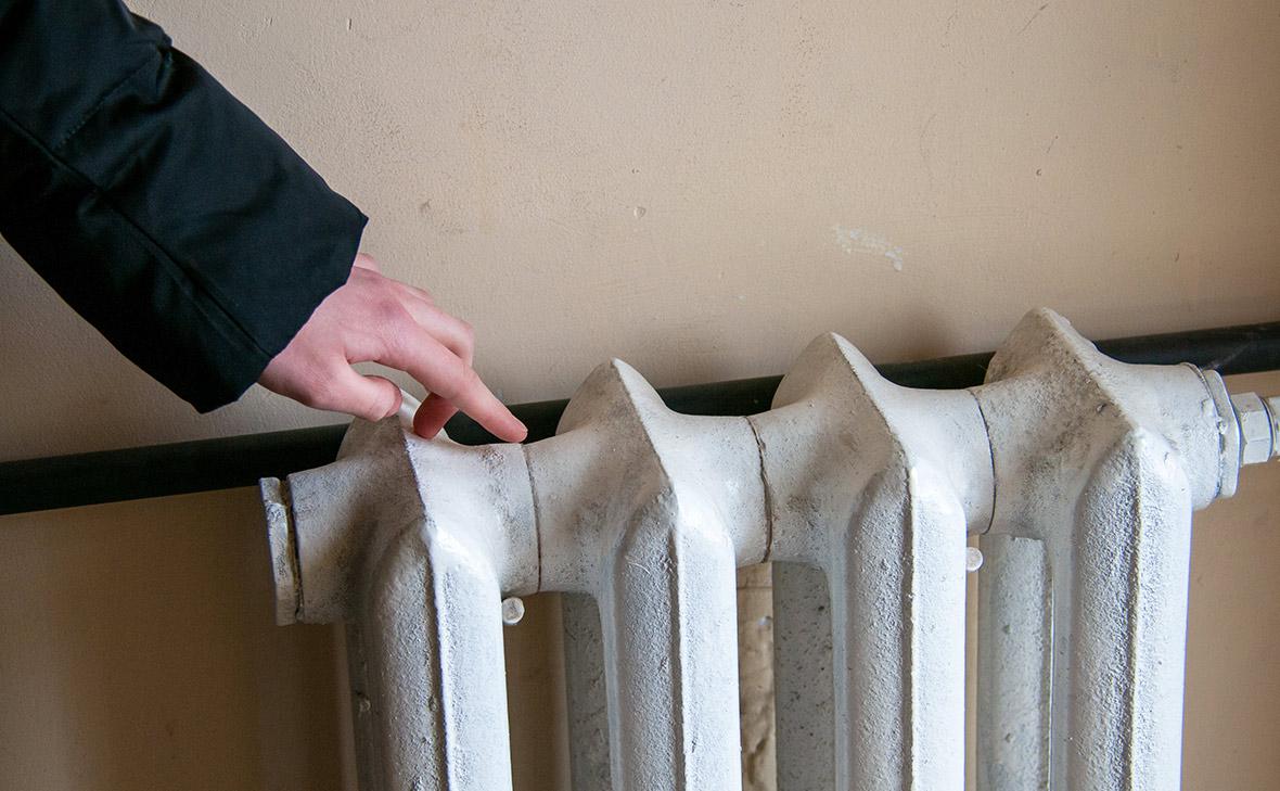 13 домов остались без отопления из за порыва теплотрассы в Хабаровске В районе улицы Совхозной временно приостановлена подача горячего водоснабжения и отопления жителям 13 многоквартирных домов Работы по устранению последствий аварии ведут специалисты МУП Тепловые сети Прокуратура проводит проверку Отдельное внимание будет уделено вопросам проведения перерасчета стоимости коммунальных услуг   Будь в курсе событий везде ОК VK MAX