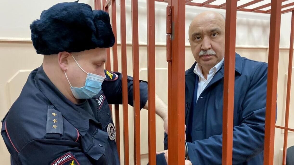 Бывшего ректора КФУ Ильшата Гафурова приговорили в Савеловском суде Москвы к 22 годам колонии строгого режима. Гафуров в последнем слове заявил, что не причастен к преступлению, попросив его оправдать. Суд счел доказанным, что в 1999 году Гафуров заказал убийство предпринимателя из Елабуги Айдара Исрафилова, который был депутатом и открыто критиковал его работу на посту главы Елабуги. Сам бизнесмен погиб в Москве у спорткомплекса ЦСКА. В сентябре 2023 года лидер ОПГ «29-й комплекс» Адыган Саляхов, известный как Алик Большой, получил 25 лет колонии за причастность к этому преступлению. Он дал показания против Гафурова, заявив, что тот входил в группировку и был инициатором убийства.
