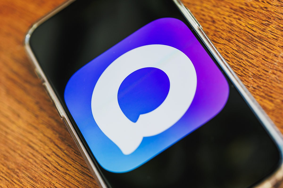 На Южном Урале запущен чат бот для борьбы с уличной рекламой наркотиков В Челябинской области начал работу специальный чат бот stop graffiti chel bot предназначенный для оперативного информирования о наркограффити на улицах и блокировки опасных сайтов Проект был разработан полицейскими Управления по контролю за оборотом наркотиков ГУ МВД России по Челябинской области совместно с региональным Министерством информационных технологий Чат бот размещённый в мессенджере Max позволяет жителям области в несколько кликов сообщить о незаконной рекламе нанесённой на стены домов и сооружений Пользователю нужно указать адрес и отправить фотографию надписи После её устранения коммунальными службами заявитель получит уведомление Другая функция бота приём обращений о подозрительных сайтах для их последующей блокировки Роскомнадзором Третий раздел содержит профилактические материалы для разных возрастных групп и позволяет дистанционно записаться к врачу наркологу областной наркологической больницы Проект уже получил федеральное признание став лауреатом национальной премии Безопасный город Полиция призывает граждан активно пользоваться ботом для передачи информации о противоправной деятельности eugenejut