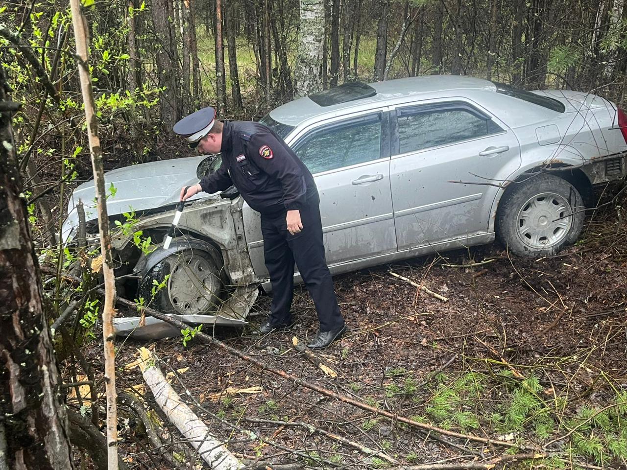 Под Нижним Тагилом девочка-подросток на Chrysler устроила ДТП с пострадавшими У Новоасбеста 15-летняя девочка с разрешения матери села за руль мощного Chrysler. На трассе она не справилась с управлением, и иномарка вылетела с дороги. Всё произошло 20 мая. По данным ГАИ, 40-летняя мать посадила дочь за руль Chrysler 300 и семья вместе с еще одним знакомым отправилась из посёлка Вилюй в Новоасбест. Около 17:30 машина прилично разогналась, девочка испугалась и потеряла контроль над автомобилем. «Американец» вылетел с дороги прямиком в лес. Мать и дочь получили серьезные травмы, их госпитализировали со множественными переломами. В момент аварии ни 15-летняя девочка, ни ее мать не были пристегнуты ремнями безопасности. Инспекторы также выяснили, что перед ДТП подросток несколько раз ездила до соседнего водоема. Потом в машину сел знакомый семьи и предложил ей прокатиться до соседнего посёлка. На мать составили протоколы за передачу управления человеку без прав и езду без ремня безопасности. Информацию о ДТП передали в подразделение по делам несовершеннолетних полиции. Семью могут повторно поставить на профилактический учет, а мать привлечь к административной ответственности. Фото: Госавтоинспекция