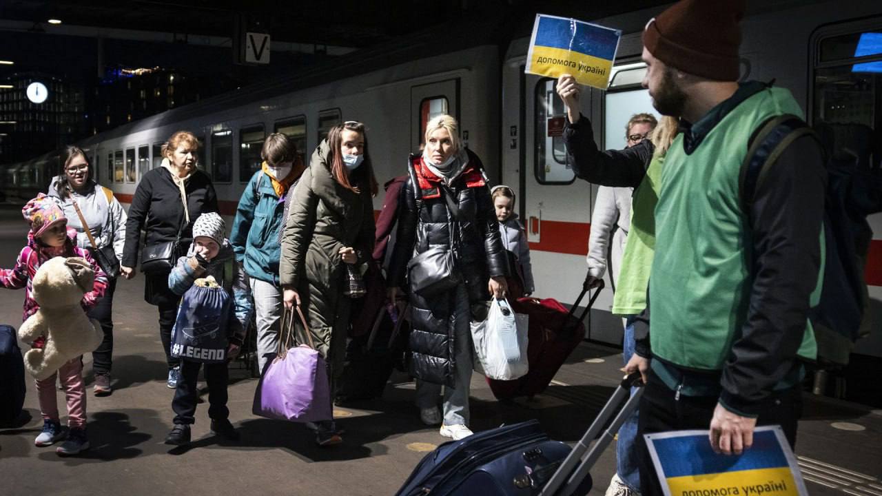 В Нидерландах вдвое поднимут плату за проживание для украинцев Об этом заявил министр Нидерландов по делам миграции. С октября работающим беженцам придется платить за проживание в приютах вместо 105 евро в месяц - 244 евро. Для семей с двумя несовершеннолетними детьми максимальная плата составит 488 евро, в зависимости от конкретной ситуации.