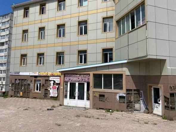 Незаконный ТЦ «Приморье» во Владивостоке снесет новый арендатор – ООО «Силабетона» Демонтаж заброшенного сооружения необходимо будет произвести в течение 12 месяцев со дня заключения сделки. За 8 лет компания внесет в бюджет дальневосточной столицы около 65 млн руб. По данным из открытых источников, учредителем и генеральным директором ООО «Силабетона» является Александр Чухалдин. Он также руководит и владеет компаниями «Роза ветров» на стадии банкротства и «Спецавтострой-ДВ».
