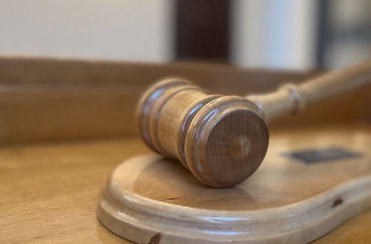 Липовые права стоили жителю Камчатки 45 тысяч и полгода ограничения свободы 44 летний житель Усть Большерецкого района Камчатского края осужден за использование поддельного водительского удостоверения Елизовский районный суд признал его виновным в использовании заведомо подложного документа и назначил наказание в виде ограничения свободы сроком на 6 месяцев передает Камчатка Сегодня Преступление раскрылось стандартно в июне этого года мужчину остановили сотрудники ГИБДД для проверки документов Водитель предъявил права которые как выяснилось были куплены им в интернете за 45 тысяч рублей еще в 2023 году Мы в MAX