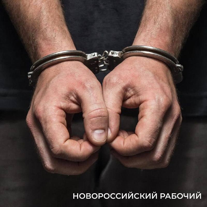 НР происшествия Бывший замначальника военного объекта в Новороссийске причинил ущерб Минобороны свыше 170 млн руб Арестованному в Новороссийске бывшему заместителю начальника филиала Новороссийское строительное управление ФГУП Главное управление специального строительства Дмитрию Таксиди предъявлено обвинение Об этом сообщается в официальном тг канале военных следственных органов СК РФ Его обвиняют в злоупотреблении должностными полномочиями при выполнении государственного оборонного заказа и получении взятки в особо крупном размере Следствие пришло к выводу что ущерб нанесенный Таксиди Минобороны составил более 170 млн руб Установлено что в 2021 году между государственным заказчиком и новороссийским филиалом ФГУП Главное управление специального строительства заключен многомиллионный договор субподряда на строительно монтажные работы в Новороссийске Контролировал выполнение договора Дмитрий Таксиди В 2021 2022 году он получил взятку в особо крупном размере от субподрядчика за покровительство при выполнении государственного оборонного заказа Расследование уголовного дела продолжается и находится на контроле в Главном военном следственном управлении СК России Ранее Таксиди был арестован в Новороссийске и этапирован в Ростов на Дону где располагается военное следственное управление СКР по Южному военному округу novorab official Мы в МАХ