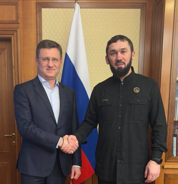 Председатель Правительства ЧР Магомед Даудов по поручению Главы ЧР Рамзана Кадырова встретился в Москве с заместителем Председателя Правительства России Александром Новаком. На встрече обсуждались вопросы развития электроэнергетической инфраструктуры региона. Премьер-министр ЧР обозначил ряд вопросов, требующих содействия федерального центра. В частности, речь шла о строительстве объектов электроэнергетической инфраструктуры особой экономической зоны промышленно-производственного типа «Грозный». Кроме того, стороны обсудили перспективу строительства на территории региона в 2026 году подстанции 330 кВ «Сунжа», включённой в Схему и Программу развития электроэнергетических систем Российской Федерации.