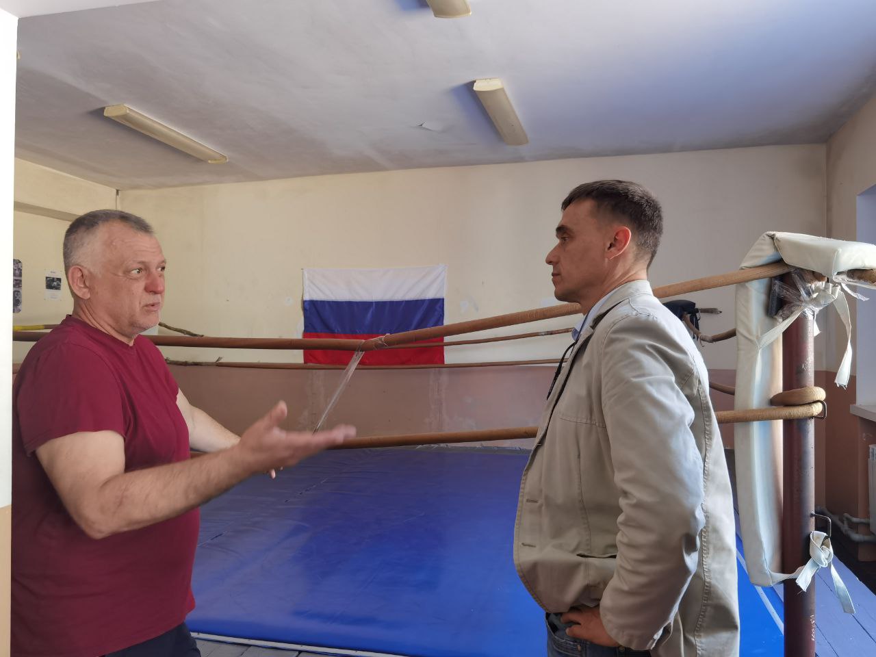 В Каховке откроется секция бокса Заместитель главы округа Игорь Бжезицкий провел рабочую встречу в детско-юношеской спортивной школе города Каховка На встрече обсудили ряд актуальных вопросов, связанных с развитием спорта в нашем округе. В ходе встречи была проведена инспекция новых спортивных тренажеров, поставленных благодаря Президентскому фонду культурных инициатив. Особое внимание было уделено созданию на базе спортивного комплекса «Авангард» отдельного корпуса для занятий боксом и единоборствами. Определено место для строительства зала на территории стадиона, и намечены планы по ускорению реализации данного проекта. Кроме того, в результате обсуждений было принято окончательное решение об открытии секции бокса в Каховке с августа этого года. В этом сезоне уже назначен тренер, и вскоре будет объявлен набор желающих заниматься боксом не только в Каховке, но и в ближайших населенных пунктах. Занятия будут проходить как для детей, так и для взрослых. Приглашаем всех жителей округа присоединиться к активным занятиям спортом! Это отличная возможность развить физическую форму и научиться новым навыкам! Сайт Администрации Каховского МО VK ОК