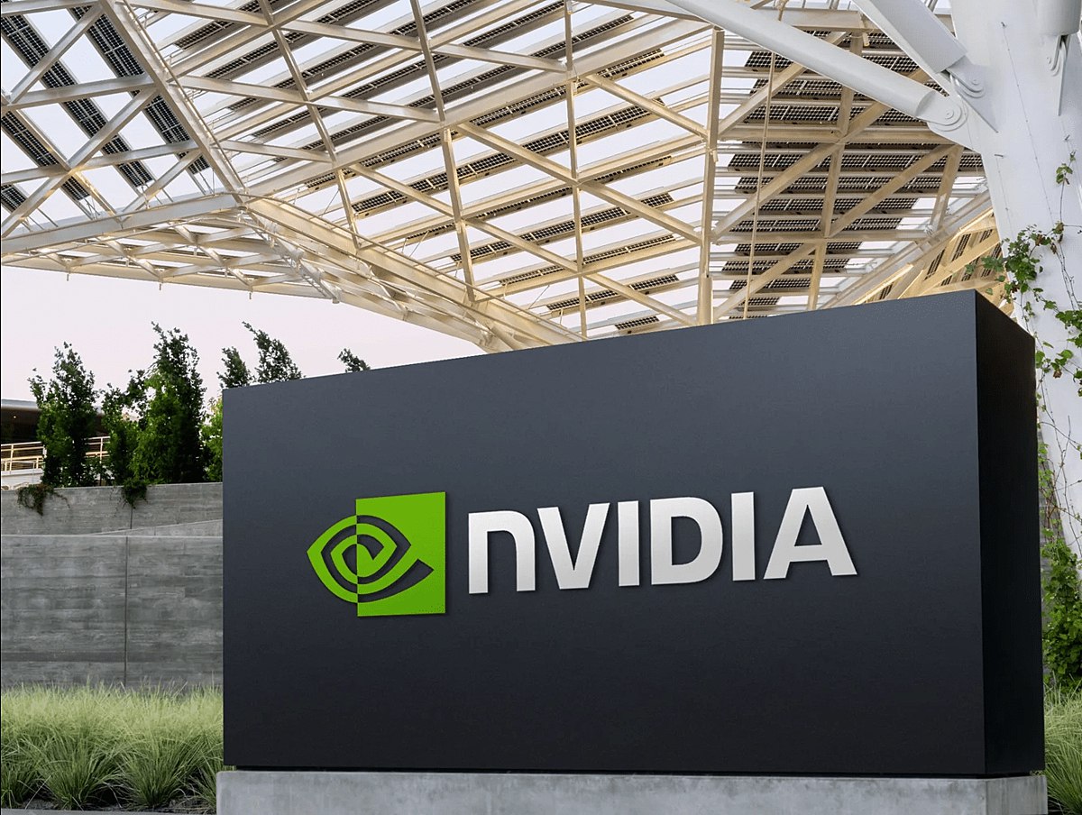 Nvidia к июлю 2025 года выпустит «урезанную» версию ИИ-чипа H20 для Китая на фоне экспортных ограничений США. Она будет существенно уступать оригиналу, говорят источники Reuters. Заказчики смогут адаптировать модульную конфигурацию vc.ru/money/1975254
