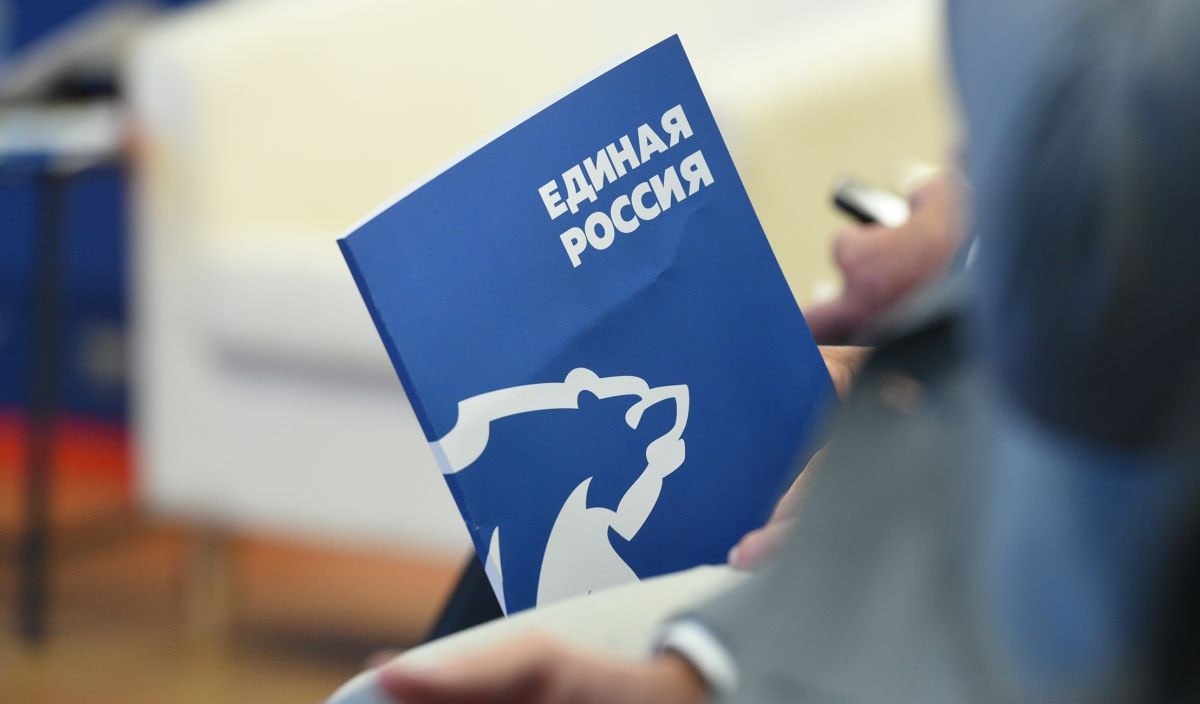 Единая Россия вместе с правительством проведет восемь форумов в столицах федеральных округов где отчитается за свою предвыборную программу 2021 года   Вместе с единороссами в форуме примут участие вице премьеры Об этом пишут Ведомости отмечая что по факту это будет фоновая избирательная кампания перед выборами в Госдуму Сначала в регионах федерального округа пройдут форумы их итоги будут подводиться на форуме уже в столице ФО  Первый окружной форум состоится в Екатеринбурге 20 февраля Там единороссы вместе с первым вице премьером Денисом Мантуровым будут обсуждать развитие промышленности  На 11 марта запланирован форум в Ростове на Дону по теме ЖКХ и жилье Марат Хуснуллин  25 марта в Нижнем Новгороде по теме Молодежь и дети Дмитрий Чернышенко  8 апреля в Ставрополе по теме Экономическое развитие новых регионов Александр Новак  22 апреля в Петербурге по теме Здоровая семья Татьяна Голикова  13 мая предположительно в Красноярске хотя столица СФО Новосибирск по теме Сельское хозяйство Дмитрий Патрушев  27 мая во Владивостоке по теме Развитие территорий Юрий Трутнев  9 июня в Москве по теме Государство для человека Дмитрий Григоренко