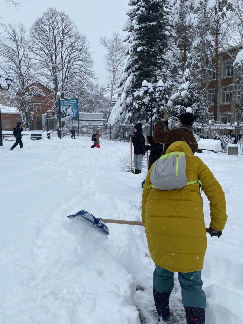 Сегодня к очистке города от выпавшего снега присоединились сотрудники городской и районной администрации, подведомственные учреждения, предприниматели.    Общими усилиями очищались подходы и подъезды к школам и социальным объектам, территории остановок общественного транспорта, тротуары и пешеходные дорожки.    Сотрудники городской администрации, городской жилищно-коммунальной службы и парка «Юность» провели очистку от снега подходов к школам №3 и №1, территории сквера 60-летия Победы и автовокзала, территории остановок общественного транспорта по ул. Ленина  от ул. Юдина до ул. Коммунистической .   Снег не прекращает идти, поэтому завтра работы по очистке города продолжатся.    Отметим, что многие жители также присоединяются к общему делу, очищая свою придомовую территорию.  Мы уверены, что общими усилиями нам удастся обеспечить порядок, безопасность и комфорт для всех жителей нашего города!