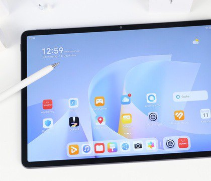 ComputerBase протестировал обновленный планшет HUAWEI MatePad 11 5 S 2026 года Саит ComputerBase протестировал новую версию планшета HUAWEI MatePad 11 5 S образца 2026 года с доработанным матовым дисплеем PaperMatte увеличенным объемом оперативной памяти и поддержкой стилуса M Pencil Pro Основным изменением стал 11 5 IPS дисплей с разрешением 2800 1840 пикселей соотношением сторон 3 2 и адаптивной частотой обновления от 30 до 144 Гц