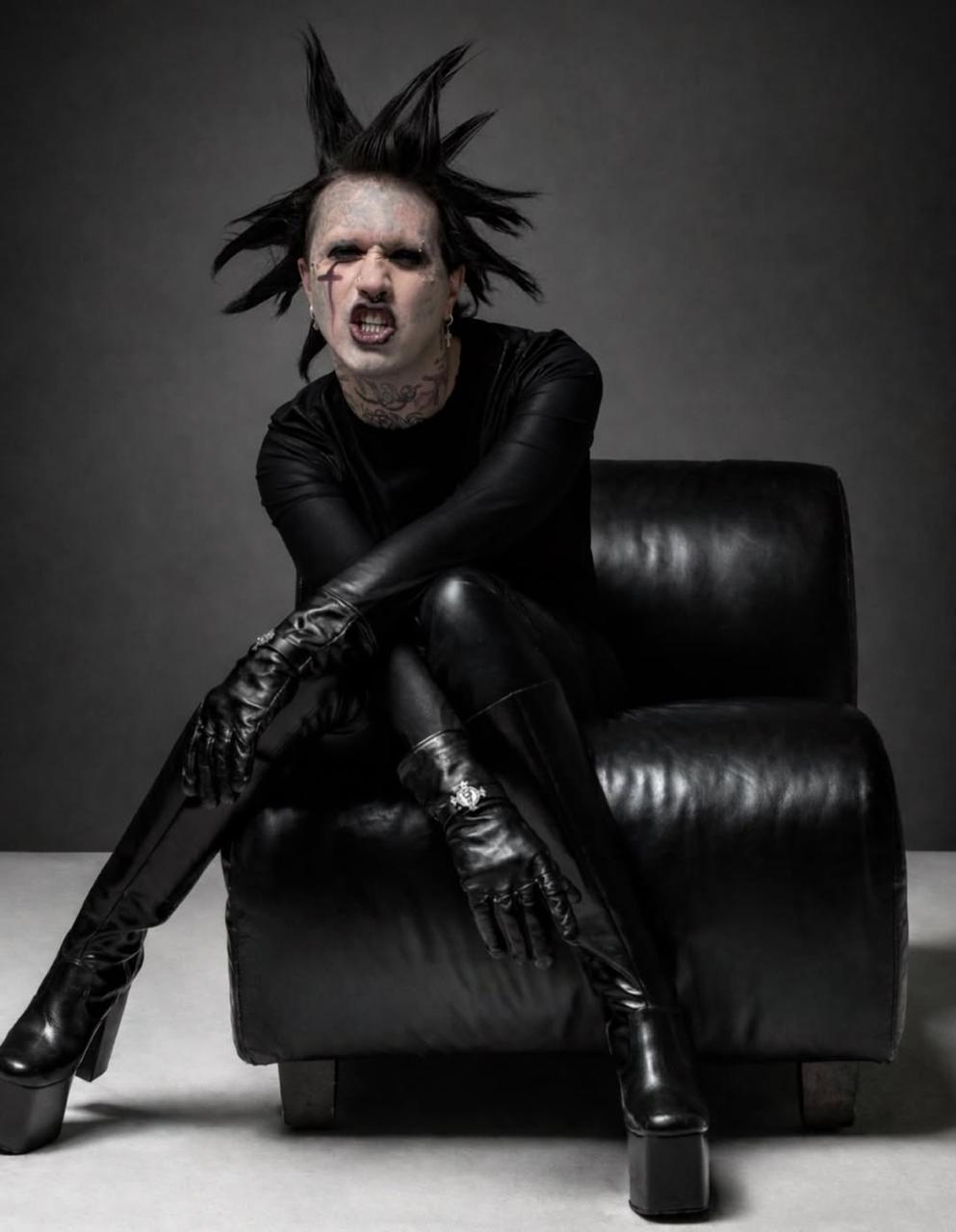 Рэпер Ганвест зацензурит свои старые треки после того как на него завели дело о пропаганде наркотиков Аартист отметил что еще в декабре прошлого года начал цензурировать 25 композиций из раннего каталога чтобы исключить любые спорные моменты и полностью соответствовать требованиям законодательства РФ Я не поддерживаю употребление наркотиков и не считаю подобную тематику нормой Если в прошлом какие то строки могли восприниматься иначе я это исправляю Моральную ответственность за свои слова и контент я принимаю добавил Ганвест Больше новостей в Daily News