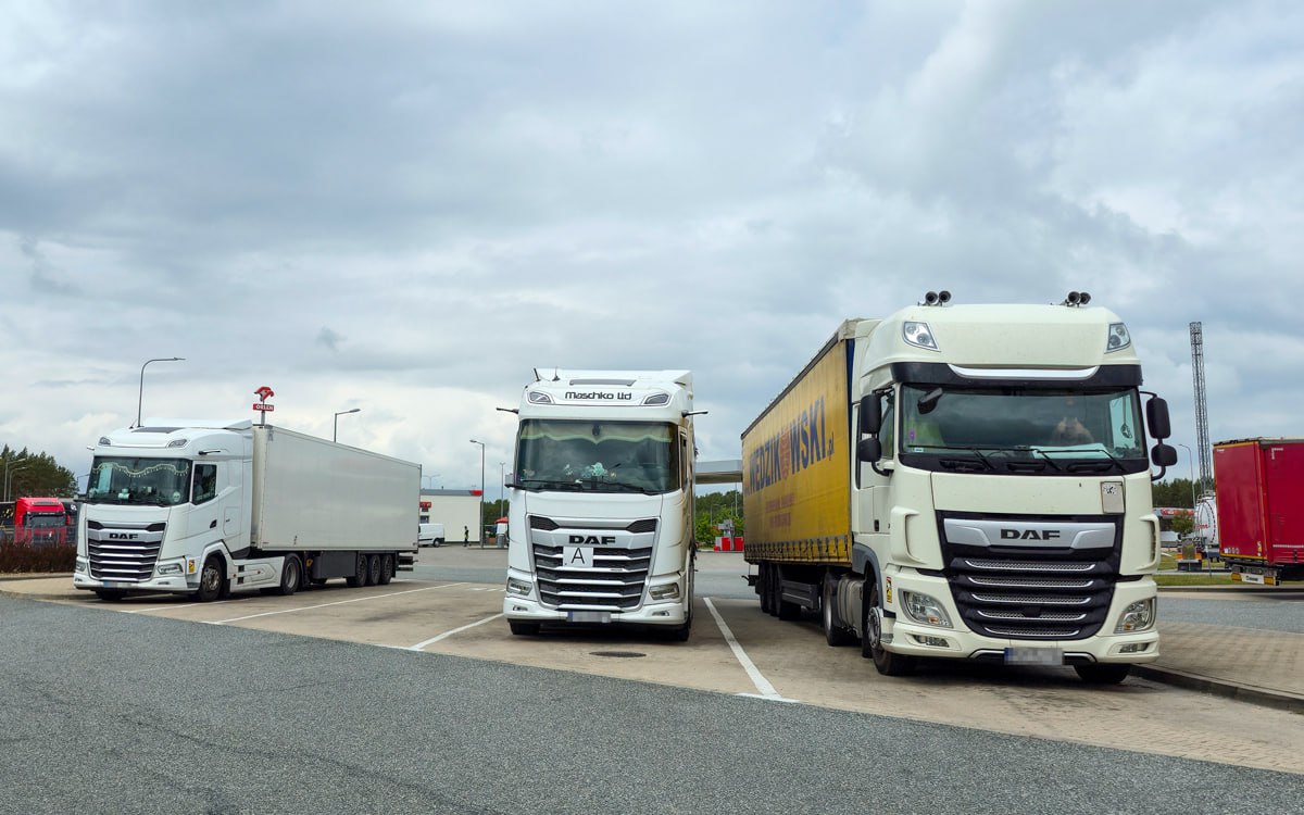 Спрос на импортные грузоперевозки в 2025 году вырос почти в полтора раза В прошлом году количество заявок на перевозки в Беларусь из других стран выросло на 47 Самым большим спросом традиционно пользуется доставка грузов из России В 2025 году количество заявок на перевозки из этой страны выросло по сравнению с 2024 м на 48 В экспортных поставках Россия также определяет тенденцию она увеличила количество заявок на 31 Наилучшую же динамику показали Турция и Армения из Беларуси в эти страны стали возить товары вдвое чаще  Подробнее