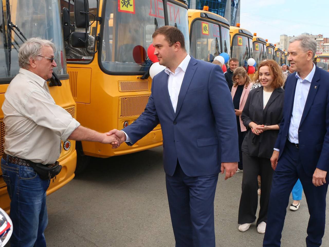 Виталий Хоценко передал 51 новый школьный автобус для образовательных учреждений региона Церемония прошла в преддверии нового учебного года и является частью программы обновления школьного автопарка. Новые автобусы смогут перевозить более 1400 школьников. «За последние 6 лет школьный автопарк в регионе пополнился более чем на 400 автобусов. Спасибо нашему Президенту Владимиру Владимирову Путину и Правительству России за поддержку», — отметил губернатор. До конца года в регион поступят еще 153 автобуса, что позволит завершить полное обновление школьного автопарка.