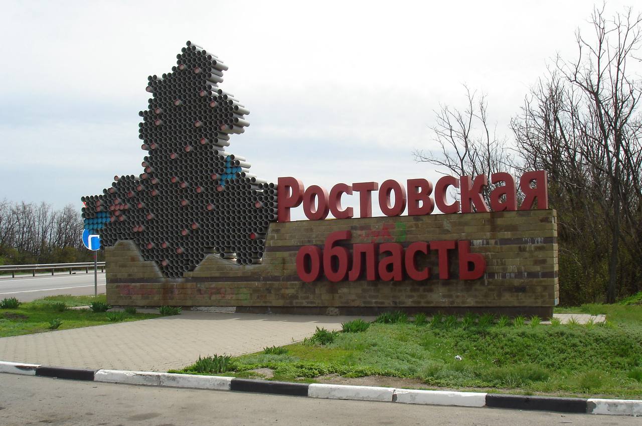 В Ростовской области бедных стало меньше, но эксперты уверены — статистика сильно приукрашена. По данным Росстата, за чертой бедности сейчас живёт 7,7% жителей Ростовской области. Это самый низкий показатель за последние 30 лет. В 2023 году бедных было почти 10%, а в 2019 — больше 13%. Официально бедными считают тех, у кого доход ниже прожиточного минимума — в 2025 году это 15 тысяч рублей для взрослых и 12 тысяч для пенсионеров. Но эксперты говорят, что такие цифры могут вводить в заблуждение. Многие семьи живут с доходом чуть выше этого порога — и формально они не бедные, но по факту еле сводят концы с концами. Считается, что разница в один рубль уже выводит человека из категории нуждающихся, хотя его положение почти не меняется. Кроме того, в отличие от международных систем, где бедность делится на степени — от крайней до умеренной — у нас подход жёсткий: либо бедный, либо нет. Из-за этого реальные масштабы проблемы часто оказываются незаметными в официальной статистике. А вы как думаете — на какую сумму сегодня реально прожить в Ростовской области?