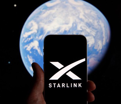 SpaceX снизит высоту орбиты спутников Starlink для уменьшения риска столкновений В 2026 году компания SpaceX переместит спутники Starlink на более низкую орбиту с целью снижения риска столкновений и накопления космического мусора В настоящий момент некоторые из упомянутых космических аппаратов работают на высоте 550 км они будут перемещены на 70 км ниже