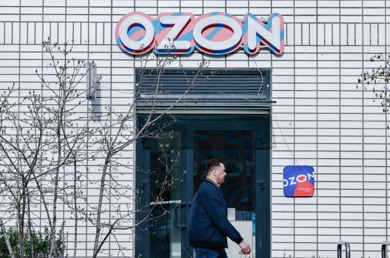 Петербург потребует больше налогов от маркетплейсов  Смольный предложил пересмотреть налоги для маркетплейсов, кикшеринга и каршеринга. По словам вице-губернатора Алексея Корабельникова, крупные компании зарабатывают в Петербурге, но платят налоги в Москве.  Город хочет распределять налог на прибыль пропорционально выручке в каждом регионе. Идею обсуждают с Минфином.  «Один из маркетплейсов имеет около тысячи пунктов выдачи заказов в городе, а его выручка составляет порядка половины бюджета Санкт-Петербурга. Но при этом за весь прошлый год маркетплейс заплатил городу около 200 млн руб. В масштабах деятельности — это просто слезы», — подчеркнул вице-губернатор Алексей Корабельников.  Фото: Андрей Любимов, РБК