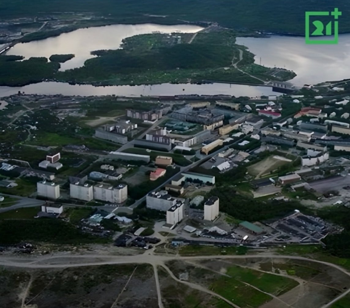 В Мурмашах подростки выбросили сверстника из окна Видео, на котором группа подростков жестоко издевалась над 13-летним мальчиком, разошлось по соцсетям и вызвало волну возмущения. СК по Мурманской области уже возбудил уголовное дело по статье об истязании. Все участники установлены, с ними работают следователи. Инцидент привлек внимание председателя СК России Александра Бастрыкина. Он потребовал от регионального управления подробный отчет и взял расследование под личный контроль. -21 Мурманск