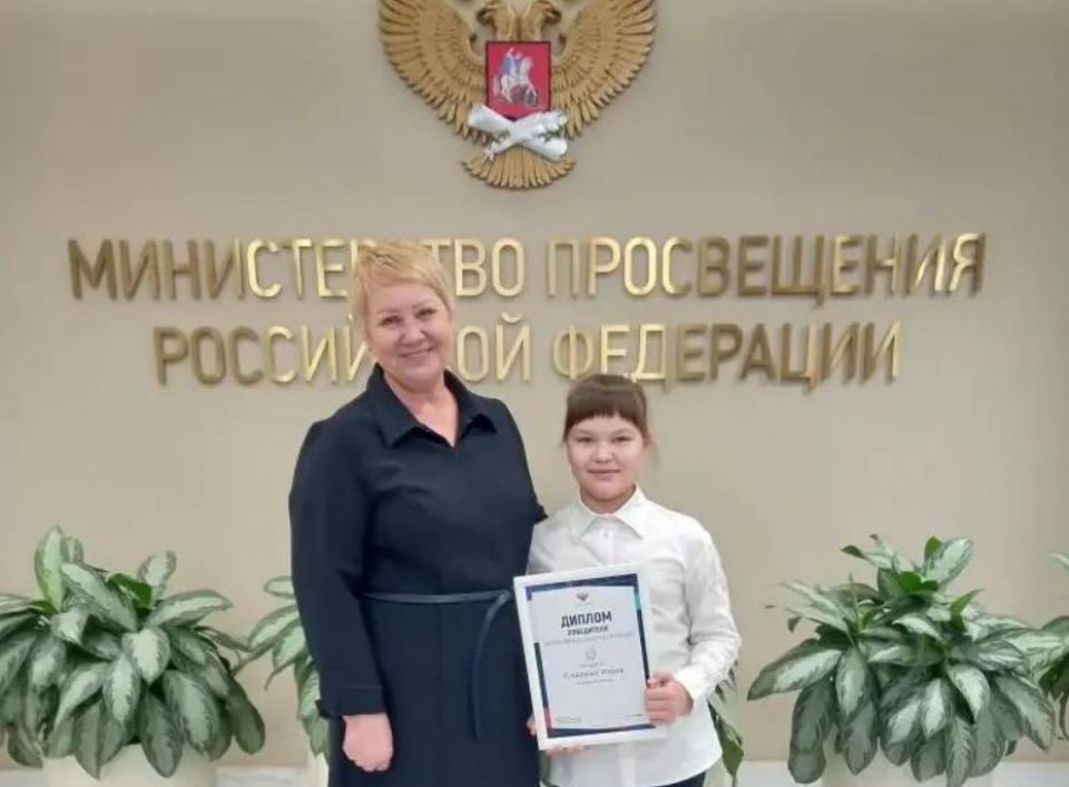 Успех школьницы из Ягодного на всероссийском конкурсе сочинений Илона Кухаренко ученица средней школы поселка Ягодное была награждена на торжественной церемонии Всероссийского конкурса сочинений 2025 прошедшей в Минпросвещения РФ Она стала одной из 100 финалистов из 59 регионов страны после победы в региональном этапе где было представлено более 100 работ Сочинение сказка Илоны под названием Дом без книги день без солнца впечатлило жюри своей глубиной и оригинальностью Работа школьницы будет опубликована в специальном сборнике который пополнит фонды российских библиотек Поздравить победителей прибыли высокопоставленные гости включая советника Президента РФ и заместителей Министра просвещения