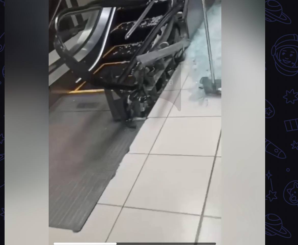 Девочке зажевало руку эскалатором в ТЦ в Фокино Об обстоятельствах происшествия не уточнялось На месте работает скорая Видео с места трагедии в Вести Приморье в МАХ