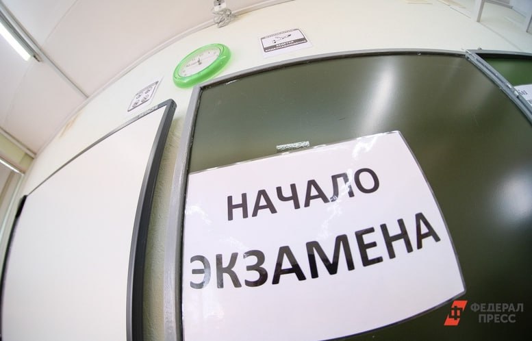 Петербург запустил пилотный проект по проверке ВПР нейросетями Санкт-Петербург стал первым городом в России, где внедряют нейросети для проверки Всероссийских проверочных работ. Инновационный подход позволит значительно сократить временные затраты учителей на рутинные операции и высвободит их время для работы с учениками. Как пояснили в городской администрации, ранее педагоги были вынуждены вручную вносить сотни результатов в систему, что отнимало несколько дней. Теперь же обработка данных будет занимать считанные часы. Пилотный проект уже тестируют в трех образовательных учреждениях: школе № 187, школе № 191 и Лицее № 280. В одной из этих школ ежегодно проверяют более 1300 ВПР, что делает автоматизацию особенно актуальной.