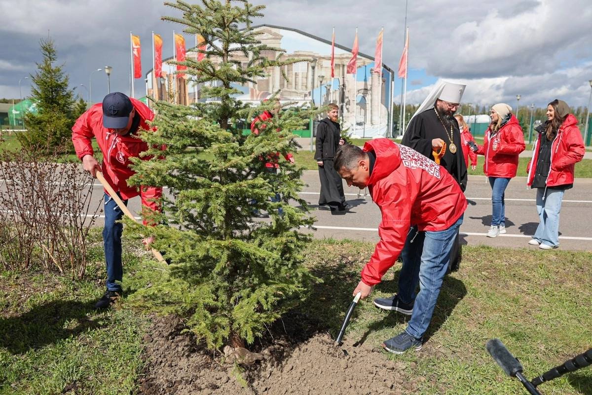 Аллея памяти «Псковская область — Родина Знамени Победы» появилась в Москве, в военно-патриотическом парке культуры и отдыха Вооруженных Сил России «Патриот» Торжественное мероприятие в рамках Международной акции «Сад Памяти» c участием Губернатора Псковской области Михаила Ведерникова прошло в региональную памятную дату — День Знамени Победы — 30 апреля.