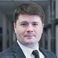 В «Силовых машинах» сменился генеральный директор    Генеральный директор «Силовых машин» Александр Конюхов покинул компанию. В официальном пресс-релизе его уход связали со срывом сроков поставок продукции.   Как заявлял ранее директор департамента Минэнерго Андрей Максимов, задержка поставок паровых турбин достигла двух лет, из-за чего была сорвана модернизация энергоблоков общей мощностью 2 ГВт.     Новым гендиректором «Силовых машин» стал Алексей Подколзин, ранее занимавший должность заместителя генерального директора по производству.   С 2012 по 2023 гг. Подколзин работал в «Северстали», где прошел путь от руководителя проектной группы до директора по планированию производства и логистике. Непосредственно перед приходом в «Силовые машины» он был директором по логистике и глобальным цепочкам поставок «Еврохима».  ™ Высокое напряжение
