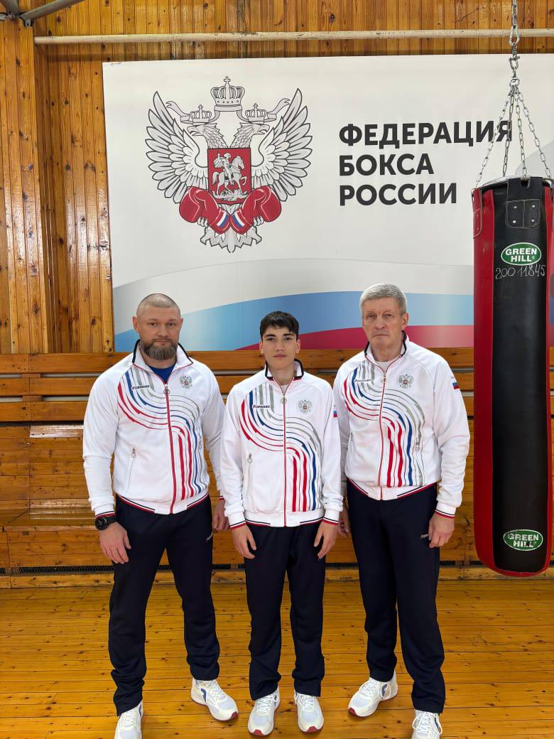 Норильчанин Максим Монастырский стал чемпионом Европы по боксу среди юношей Норильчанин Максим Монастырский восходящая звезда бокса. У воспитанника спортшколы №4 Талнах уже целая коллекция наград и медалей с различных первенств и спартакиад. А теперь она пополнилась победой на соревнованиях европейского уровня. Максим стал чемпионом Европы по боксу среди юношей 15-17 лет. Известно, что боксом парень занимается с 8 лет, пришел в спорт в 2017-м. Его наставником является известный тренер Максим Трофимов. На достигнутом спортсмен останавливаться не собирается. А в будущем мечтает открыть свою школу бокса в каком-нибудь крупном городе. Желаем Максиму много новых побед! Если у вас есть интересные новости, пишите нам сюда –
