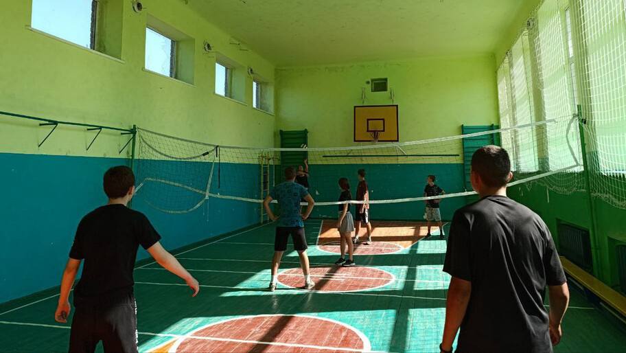 В Горностаевском округе стартовал волейбольный турнир  В первом матче встретились команды из сел Константиновка и Ольгино. Победу в трехсетовом поединке со счетом 2:1 одержали волейболисты из Константиновки.  #ХАНмолодежка  Фото: Официальный Телеграм-канал администрации Горностаевскеого округа    Подписаться   читать на сайте, в ВК или ОК   написать нам