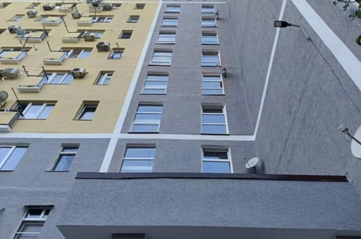 Краснодар стал лидером среди городов по скидкам на вторичное жилье В третьем квартале 2025 года самые большие скидки на вторичную недвижимость в России зафиксированы в Краснодаре Челябинске и Нижнем Новгороде 6 4 5 5 и 5 4 соответственно В топ 5 вошли также Волгоград 5 4 Новосибирск и Ростов на Дону по 5 2 С начала года скидки на вторичном рынке жилья в городах миллионниках постепенно увеличиваются В первом квартале средний дисконт в объявлении составлял 4 6 во втором квартале вырос до 5 а по итогам третьего квартала достиг 5 1 Мы в Мах АиФ Краснодарский край в ТГ