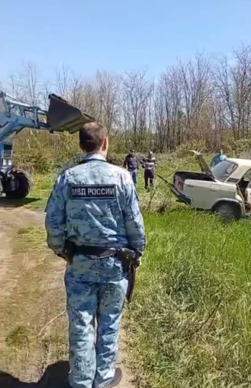 На Кубани пьяный автоугонщик улетел в овраг на чужом автомобиле! 30-летний житель Брюховецкого района распил пару чарочек самопального самогона, после чего мужчину потянуло на приключения. Он перелез через забор во двор знакомого, где обнаружил незапертый автомобиль с ключом в замке зажигания. Не долго думая, станичник сел за руль и надавил на педаль газа, а проехав около 5 км, не справился и управлением съехал в овраг. Оставив автомобиль на месте ДТП, мужчина скрылся, но был задержан полицейскими в тот же день. В настоящее время возбуждено уголовное дело, автоугонщику грозит до 5 лет лишения свободы.