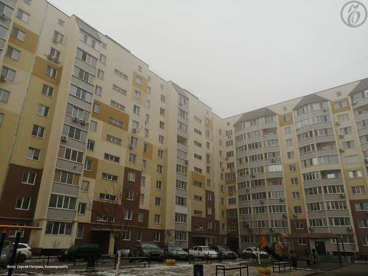 Ипотечные кредиты становятся недоступны жителям Саратовской области  В Саратовской области стоимость квадратного метра растет быстрее, чем в Москве и Санкт-Петербурге. В сравнении с первым полугодием 2024 года в этом году количество выданных кредитов в регионе уменьшилось на 60%, объем выдачи — на 54%. Стоимость квадратного метра выросла как в новостройках, так и на вторичном рынке. Ситуацию спасает льготная ипотека.  В областной думе в качестве выхода из ситуации поддержали предложение председателя Госдумы Вячеслава Володина применять дифференцированные ставки, когда процент по ипотеке будет зависеть от уровня зарплаты в регионе. Депутаты признали, что если ставки по ипотеке не снизятся, она останется недоступной для граждан.  Подробнее в материале «Ъ — Средняя Волга»: Свое жилье — как роскошь  Все эксклюзивы